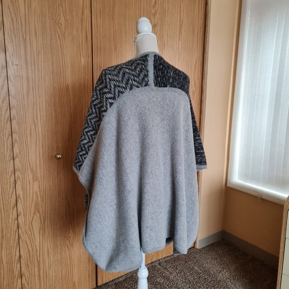 Wool Poncho Shawl Shrug Wrap Cape Club Monaco Wool Winter Grey Gray Black Fuzzy - Picture 3 of 6